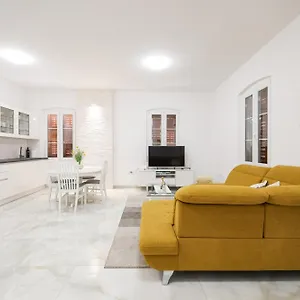 https://centar-md-luxury-apartment.hotelinzadar.com